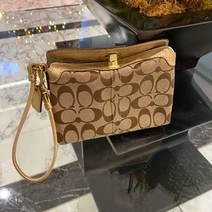 COACH wristlet 4H x 6W
